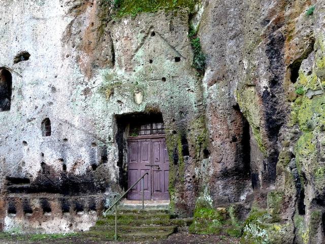 Mithraeum door, Sutri